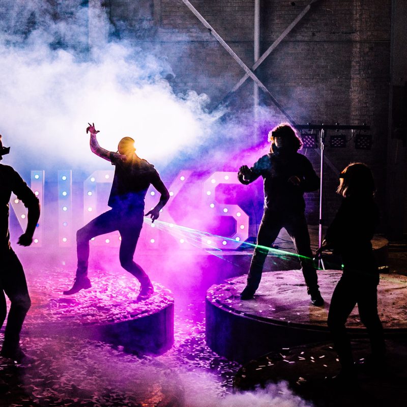NICKS geen marketing video opnames merkvideo behind the scenes door Studio Guts - Dansende mensen in laserlampen