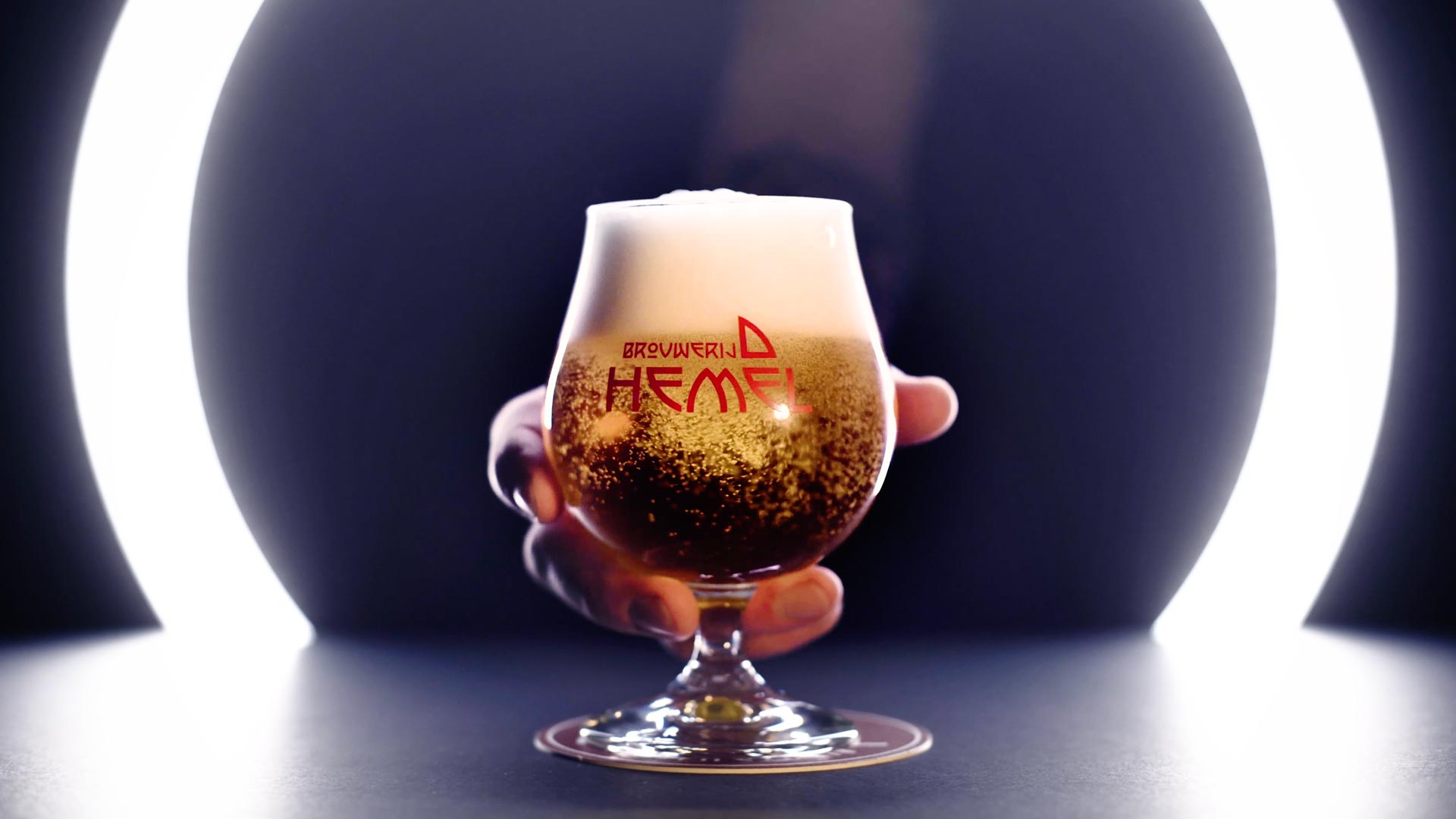 Restaurant de Hemel video opnames film de kracht van ambacht door Studio Guts - bierglas neerzetten